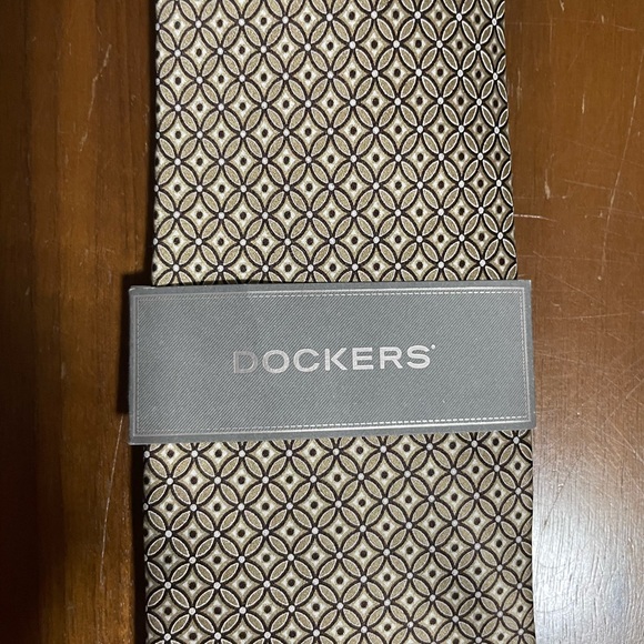 Dockers Gold and Black 100% Silk Neck Tie - Picture 2 of 4